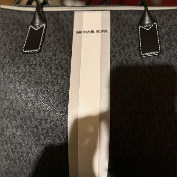 MICHAEL KORS TRAVEL LARGE TOP ZIP TOTE - Picture 8 of 14